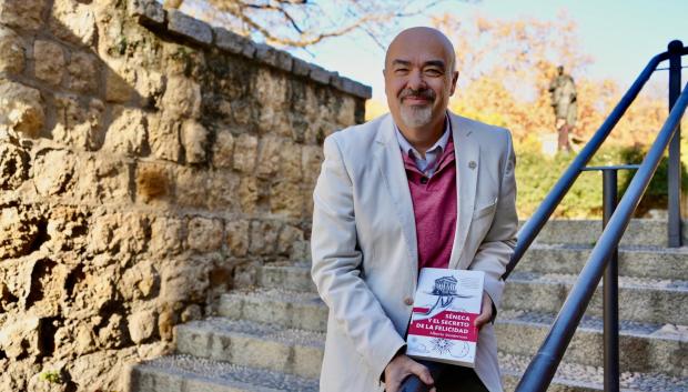 Alberto Monterroso, con un ejemplar de su libro