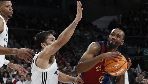 El escolta del Barcelona Kevin Punter juega un balón ante Facundo Campazzo, del Real Madrid