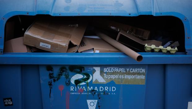 (Foto de ARCHIVO)
Contenedores de papel y cartón repletos de envoltorios de regalos y cajas de juguetes, en Rivas, a 25 de diciembre de 2022, en Madrid (España). Según Ecoembes, los españoles gastan cerca de 70 kilómetros cuadrados de papel de regalo durante las fechas navideñas. El Fondo Mundial para la Naturaleza (WWF) sostiene que es difícil garantizar que el papel de regalo provenga de una certificación FSC (Consejo de Administración Forestal) o de una cadena sostenible, por lo que propone la idea de utilizar papel de periódico o de revistas para las envolturas.

Alejandro Martínez Vélez / Europa Press
25 DICIEMBRE 2022;NAVIDAD;BASURA;PAPEL;CONTENEDOR AZUL;CAJA DE CARTÓN;
25/12/2022