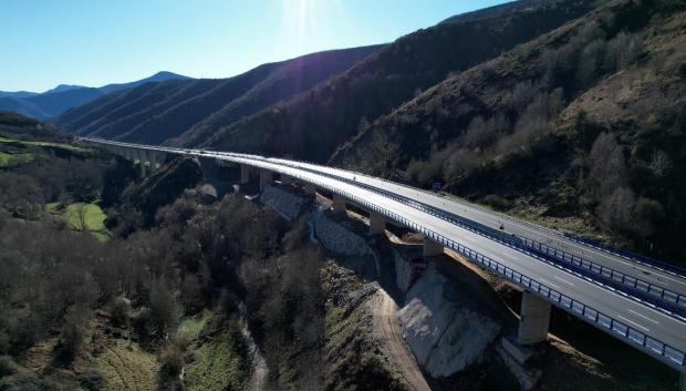 Vista aérea del viaducto de El Castro, en la frontera entre Galicia y León, ya reconstruido tras el derrumbe de 2022