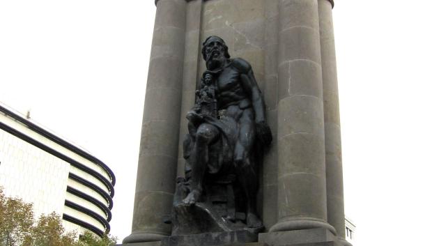 La Moreneta de plaza Cataluña, en una escultura de Eusebio Arnau