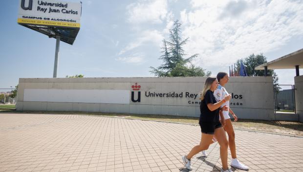 Dos personas caminan por la universidad Rey Juan Carlos (URJC) del campus de Alcorcón, en el inicio del curso universitario, a 7 de septiembre de 2023, en Alcorcón, Madrid (España). La Universidad Rey Juan Carlos es una universidad pública española con sede en la Comunidad de Madrid. Cuenta con campus en Alcorcón, Aranjuez, Fuenlabrada, Madrid y Móstoles.

Eduardo Parra / Europa Press
07 SEPTIEMBRE 2023;MADRID;CURSO UNIVERSITARIO;2023/2024;UNIVERSIDAD;ALCORCÓN
07/9/2023