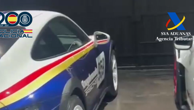 A la izquierda el Porsche 911 Dakar Rothmans