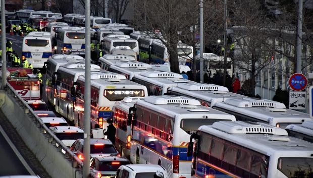 135 autobuses bloqueaban a los partidarios de Yoon