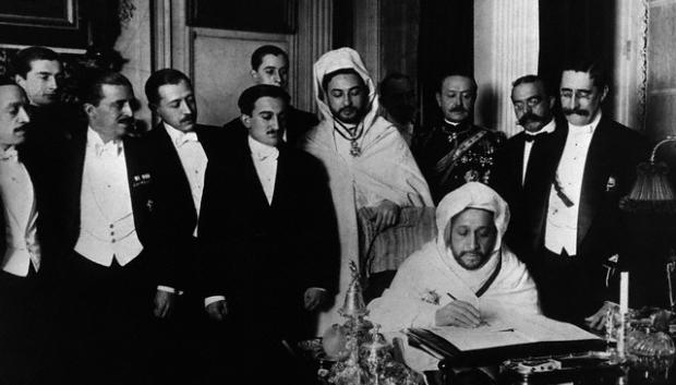 El-Hadj el-Mokri, embajador marroquí en España, firmando el tratado en la conferencia de Algeciras, el 7 de abril de 1906