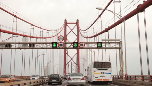 Coches atravesando el puente 25 de Abril de Lisboa