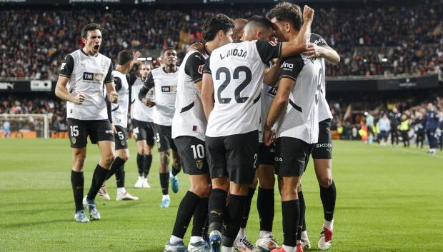 Hugo Duro celebra el gol junto a sus compañeros