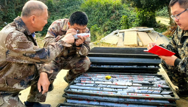 Técnicos del Instituto de Monitoreo y Estudios de Desastres Geológicos de la provincia de Hunan revisan muestras de rocas