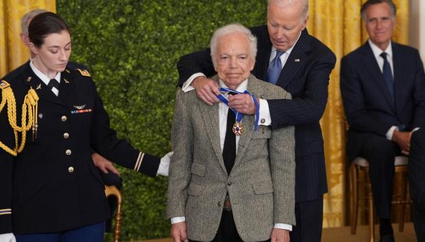 El diseñador de moda Ralph Lauren, de 85 años, recibe la medalla de manos del presidente Biden