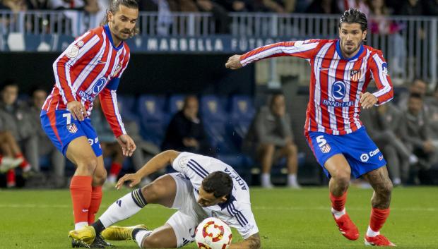 Griezmann y De Paul, durante el partido ante el Marbella