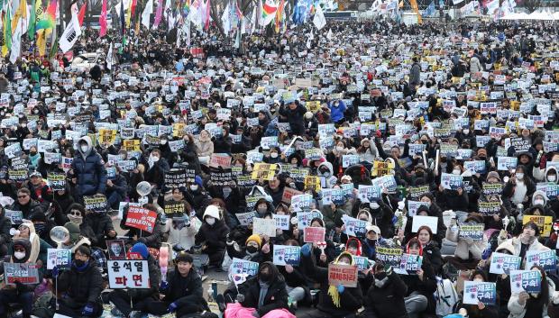 Cientos de protestantes en una manifestación pidiendo la dimisión inmediata del suspendido presidente Yoon Suk-yeol