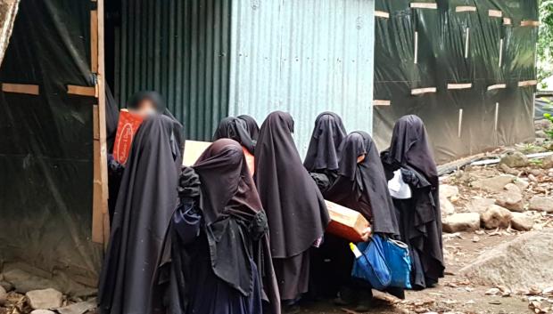 Niñas con burka en las instalaciones de la secta Lev Tahor en Guatemala