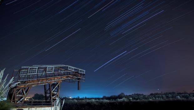 Vista de una de las Cuadrántidas producidas por el asteroide 2003 EH1, la lluvia de estrellas fugaces que inaugura el calendario astronómico de 2018, y que se dejaron ver la noche del 3 al 4 de enero sobre la ermita de San Esteban, en la localidad cántabra de Comillas. EFE/ Pedro Puente Hoyos