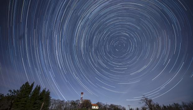 Vista de una de las Cuadrántidas producidas por el asteroide 2003 EH1, la lluvia de estrellas fugaces que inaugura el calendario astronómico de 2018, y que se dejaron ver la noche del 3 al 4 de enero sobre la ermita de San Esteban, en la localidad cántabra de Comillas. EFE/ Pedro Puente Hoyos