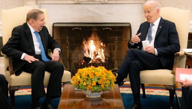 Fotografía cedida por la oficina de prensa de Edmundo González del líder opositor venezolano Edmundo González Urrutia durante una reunión con el presidente de los Estados Unidos, Joe Biden, este lunes, en l