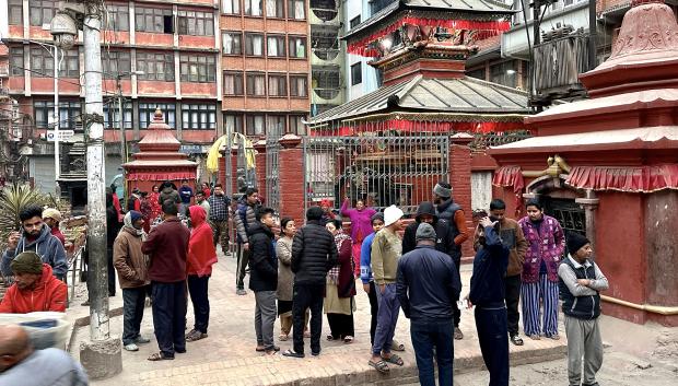 People gather in an open area following earthquake tremors in Kathmandu, in the early hours on January 7, 2025. A powerful earthquake in China's remote Tibet region killed at least 32 people and collapsed "many buildings" on January 7, Chinese media reported, with tremors also felt in neighbouring Nepal's capital Kathmandu and parts of India. (Photo by SUNIL SHARMA / AFP)