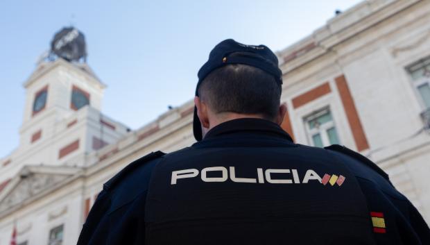 Un agente de la Policía Nacional durante la presentación del dispositivo especial de seguridad para las campanadas de fin de año, en la Puerta del Sol, a 30 de diciembre de 2024, en Madrid (España). La Jefatura Superior de Policía de Madrid ha informado sobre los efectivos y las unidades que participarán durante la tradicional fiesta de Nochevieja y bienvenida del año nuevo. La presentación del dispositivo ha contado con la presencia de representantes de unidades como la Unidad Especial de Guías Caninos y la Unidad de Prevención y Reacción y Grupo Operativo de Centro  Agentes de la Policía Nacional.

Eduardo Parra / Europa Press
30 DICIEMBRE 2024;POLICÍA;DISPOSITIVO;NOCHEVIEJA;CAMPANADAS
30/12/2024