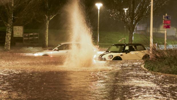 La lluvia ha dejado balsas de agua a primera hora de la mañana en varios puntos de Santiago de Compostela