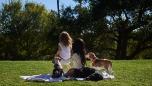 Meghan  Markle con su hija y el perro