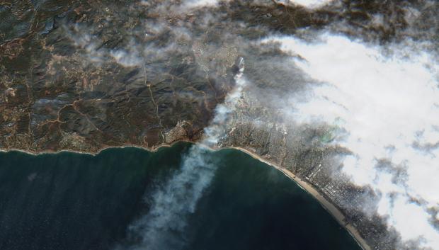 Esta imagen difundida por la Agencia Espacial Europea (ESA) el 8 de enero de 2025 muestra el humo que se eleva al norte del área de Santa Mónica