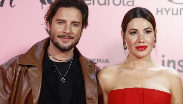 Singer Manuel Carrasco and Almudena Navalon at photocall for Woman awards in Madrid on Monday, 18 November 2024.