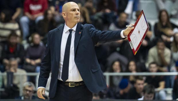 El entrenador del Barça, Joan Peñarroya, durante el partido de la Liga Endesa de baloncesto ante el Básquet Girona