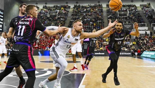 El alero bosnio del Real Madrid Dzanan Musa (c) rodeado por rivales del Covirán Granada, durante el partido de la jornada 14 de la Liga Endesa que Covirán Granada y Real Madrid disputan este miércoles en el Palacio de Deportes de Granada. EFE/miguel ángel molina