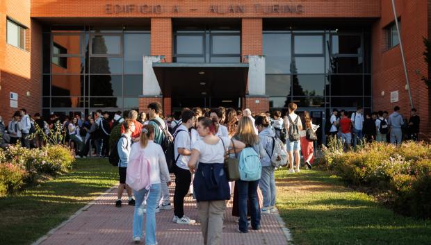 (Foto de ARCHIVO)
Estudiantes repasan apuntes antes de iniciar los exámenes del primer día de la Evaluación de Acceso a la Universidad (EvAU),  en la Universidad Autónoma de Madrid, a 3 de junio de 2024, en Cantoblanco, Madrid (España). Cerca de 40.000 alumnos de la Comunidad de Madrid se enfrentan a partir de hoy, y hasta el próximo jueves 6, a las pruebas de la Evaluación de Acceso a la Universidad (EvAU), que llega con cambios en las asignaturas a examen como novedad. Para el correcto desarrollo de la EvAU, la Comunidad de Madrid activa desde hoy el refuerzo en el transporte público que garantice a todos los participantes sus traslados durante toda la semana. Los estudiantes de Madrid son los primeros en enfrentarse a estas pruebas junto a los de La Rioja.

Alejandro Martínez Vélez / Europa Press
03 JUNIO 2024;AUTONOMA;MADRID;EVAU;ACCESO;UNIVERSIDAD;SELECTIVIDAD;ESTUDIANTES
03/6/2024