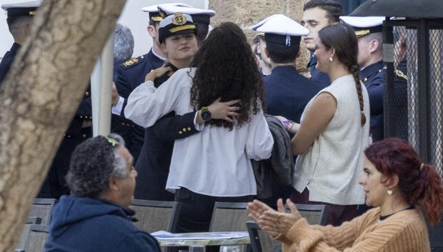 La Princesa Leonor saluda a unas amigas en Cádiz