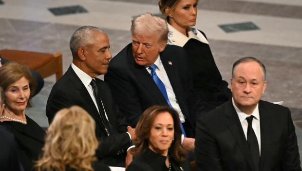 El presidente electo de Estados Unidos, Donald Trump, habla con el expresidente Barack Obama mientras