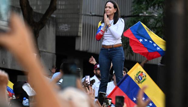 La líder opositora venezolana María Corina Machado hace un gesto durante una protesta convocada por la oposición en vísperas de la investidura presidencial, en Caracas