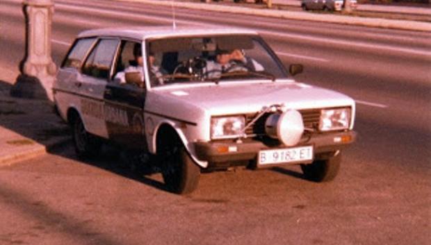 Un equipo de radar en un coche de Guardia Civil de los años 80