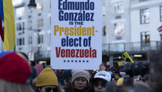 Venezolanos opositores participan en una manifestación en apoyo a la líder antichavista María Corina Machado y al líder opositor Edmundo González este jueves, frente a la estatua del libertador Simón Bolívar en Central Park, en Nueva York