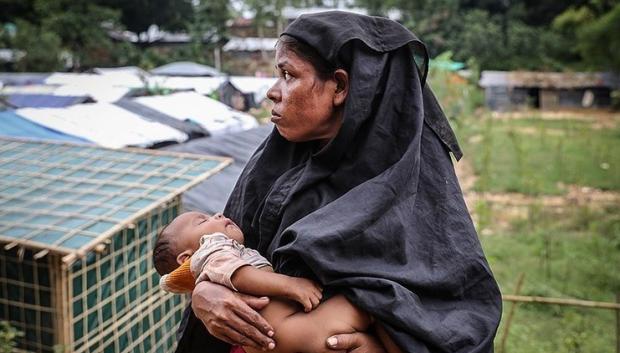 Mujer rohinyá con su hijo en el campo de refugiados de Kutupalong (Bangladés)