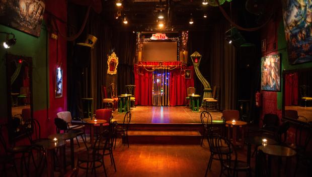 Interior del Bar Teatro Tinta Roja