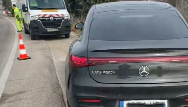 El Mercedes de Gaitán en el arcén de la carretera junto a los operarios