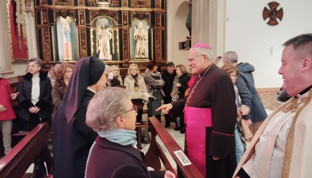 El obispo, con la Hermanas de la Caridad