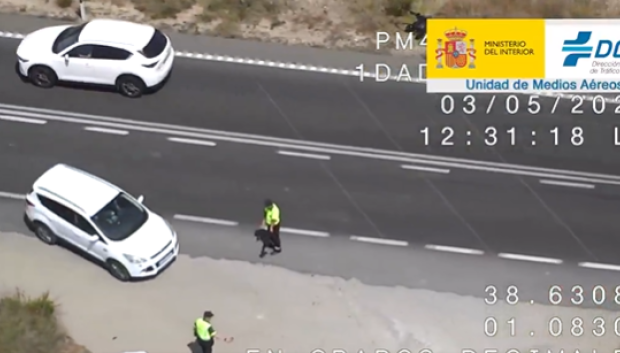 Los agentes interceptan y multan al conductor