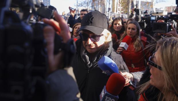 MADRID, 13/01/2025.- El productor musical Nacho Cano a su llegada, este lunes, a los juzgados de Plaza de Castilla en Madrid para declarar ante la jueza que le investiga por presuntas irregularidades en relación con los becarios mexicanos del musical Malinche, ante la que tiene previsto defender su inocencia y desmontar la denuncia de una de las becadas. La titular del Juzgado de Instrucción número 19 de Madrid, Inmaculada Iglesias, ha citado para este lunes a los cuatro directivos del musical a los que investiga desde el pasado mes de julio por presuntos delitos contra los derechos de los ciudadanos extranjeros y de los trabajadores a raíz de la denuncia que interpuso ante la Policía una de las becarias, Lesly Guadalupe Ochoa. EFE/ Sergio Pérez