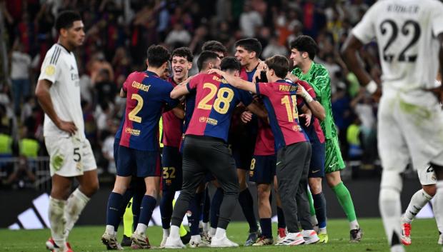 Los jugadores del Real Madrid observan a los del Barcelona celebrar el título