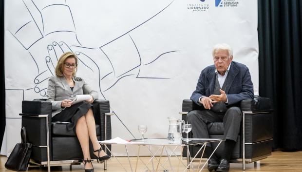 El expresidente del Gobierno, Felipe González, y la exministra de Defensa María Dolores de Cospedal
A. Pérez Meca / Europa Press
13 ENERO 2025;FELIPE GONZÁLEZ;CHARLA;SEMINARIO;CLASE;MAGISTRAL;LECCIÓN;
13/1/2025