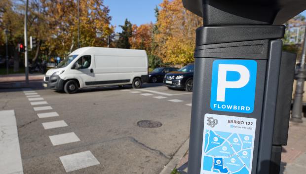 (Foto de ARCHIVO)
Parquímetro en la nueva zona SER en el barrio de Usera, a 3 de diciembre de 2024, en Madrid (España). El Servicio de Estacionamiento Regulado (SER) está activo desde el 2 de diciembre en tres barrios del distrito de Usera; Almendrales, Pradolongo y Moscardó. A las 3.100 plazas que se activaron el pasado 16 de septiembre en el distrito, en Moscardó, se suman las 2.564 plazas de Almendrales, las 2.393 de Pradolongo y otras 1.502 en Moscardó quedando el aparcamiento regulado en la totalidad de este último barrio. La ampliación está presupuestada en un gasto plurianual de 17,3 millones de euros para dar respuesta a un distrito congestionado por el efecto frontera con el centro de la ciudad, Madrid Río, Matadero y las zonas comerciales próximas.

Jesús Hellín / Europa Press
03 DICIEMBRE 2024;ZONA SER;SER;ESTACIONAMIENTO REGULADO;APARCAMIENTO;ZONA AZUL;ZONA VERDE;CONGESTIÓN;TRÁFICO;
03/12/2024