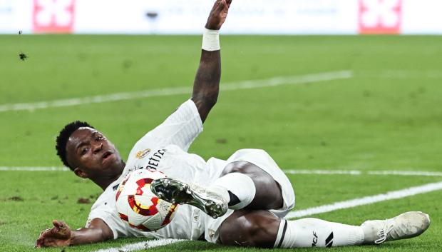 Vinicius lucha por un balón durante la Supercopa de España