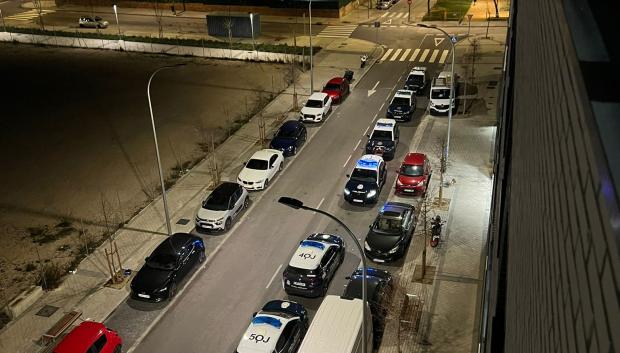 Policía en las inmediaciones del edificio okupado