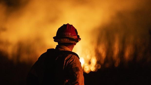 Un bombero vigila la propagación del incendio Auto en Oxnard, al noroeste de Los Ángeles