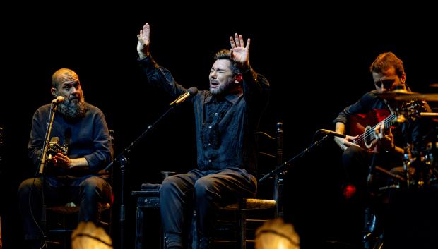 El cantante Miguel Poveda durante un concierto en el Teatro Circo Price, a 12 de enero de 2025, en Madrid