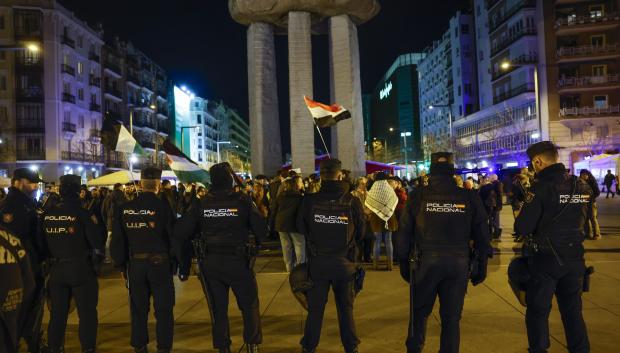 Un grupo de miembros de la Policía Nacional monta guardia durante una protesta pro Palestina