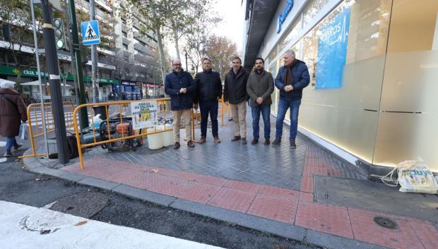 Bernardo Jordano, a la izquierda, junto a técnicos municipales