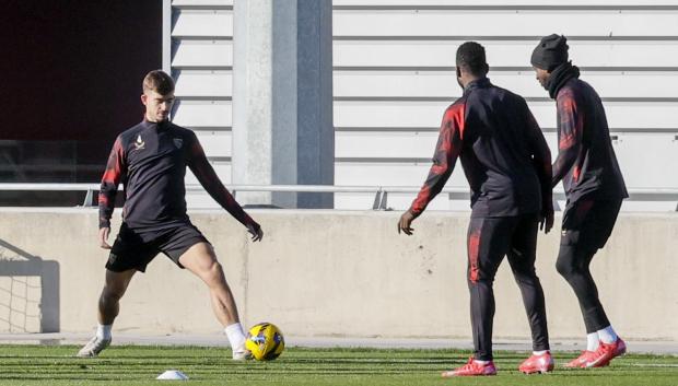 El jugador del Sevilla Kike Salas (i) participa en el entrenamiento de su equipo para preparar el partido de LaLiga que les enfrentará el 18 de enero al Girona, este miércoles en Sevilla