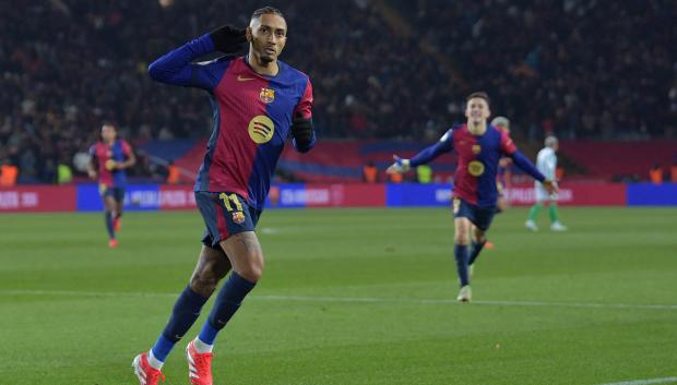 Raphinha celebra el 3-0 ante el Betis